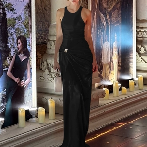 Robe longue noire satinée à licou avec plis à la taille et boucle métallique