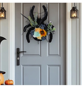 Couronne d'araignée d'Halloween avec tournesols et fleurs colorées sur une porte décorée