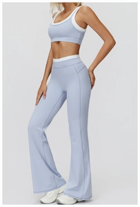 Vue détaillée de l'ensemble de yoga bleu clair avec pantalon évasé et brassière sport