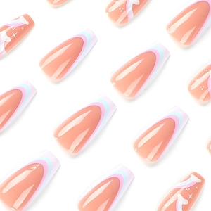 Faux ongles arc-en-ciel avec nuages blancs et étoiles en forme de cercueil
