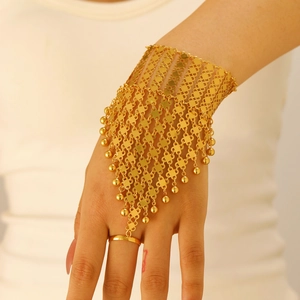 Detailaufnahme des ethnischen vergoldeten Fingerarmbands mit Filigran und Perlen