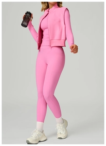 Vue détaillée du gilet polaire rose à col montant et legging avec poches latérales