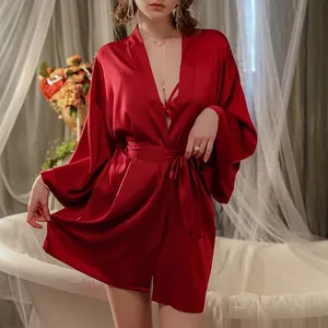 Peignoir court en satin rouge avec ceinture assortie et fini brillant dans une salle de bain