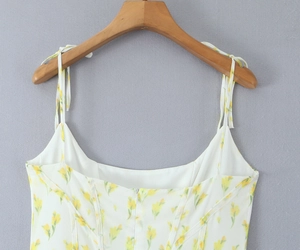 Dettaglio dell'abito in chiffon floreale con spalline annodabili e corpetto a corsetto