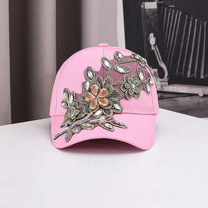 Detail der rosa Baumwoll-Basecap mit 3D-Blumenstickerei und funkelnden Strasssteinen