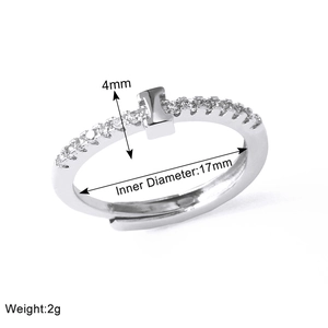 Detail showing letter I ring with 17mm inner diameter and 4mm width in silver finish