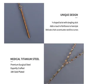 Détail du collier en Y plaqué or 18k avec pendentif à franges et maillons de chaîne en poisson