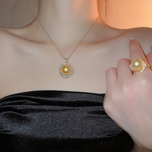 Vue détaillée d'un ensemble de collier pendentif et bague assortie en perles dorées