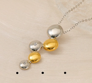 Détail du pendentif grappe en acier inoxydable avec pavé de cristaux sur satin