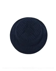 Détail macro du chapeau bob bleu marine en seersucker avec broderie blanche 'one'