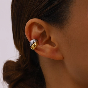 Polsino auricolare a doppio strato bicolore in acciaio placcato oro 18k su modella