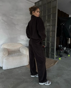 Detail des dunkelbraunen Fleece-Sets mit hoch taillierter Hose und warmem strukturiertem Stoff