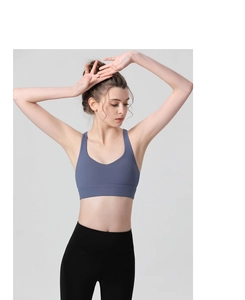 Détail du soutien-gorge de sport sans couture bleu-violet avec bretelles larges