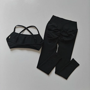 Détails de l'ensemble de yoga noir sans couture avec legging froncé et brassière à dos croisé