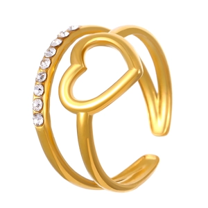 Macro-opname van 18K vergulde dubbele ring met een hol hart-ontwerp en zirkonia-accenten