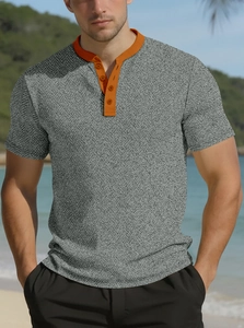 Détail d'un t-shirt Henley gris pour homme avec col et patte de boutonnage orange