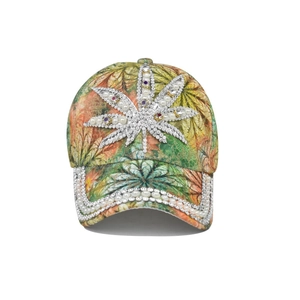 Détail de l'écusson feuille de cannabis en strass et bordure perlée sur casquette tropicale