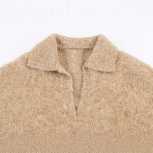 Maglia polo in mohair spazzolato con scollo a V in pregiato misto cashmere color cammello
