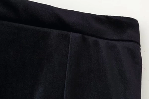 Détails de la couture à la taille et texture douce du pantalon en velours noir élégant