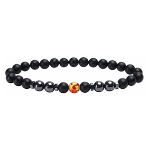 Détail du bracelet en perles avec pierres noires mates et perle de verre rouge-jaune