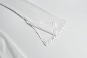 Gros plan détaillé de la manche d'une robe blanche avec fente latérale précise