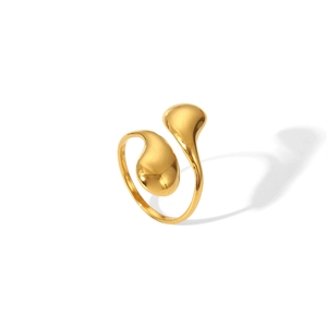 Dettaglio macro dell'anello a goccia placcato oro con finitura lucida a specchio