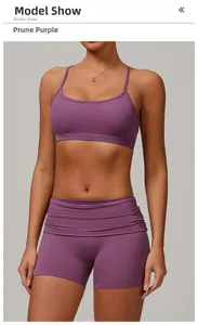 Détail de l'ensemble de yoga prune avec brassière fine et short à taille haute plissée