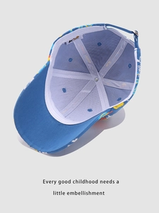 Vue détaillée d'une casquette enfant bleue avec motif graffiti et doublure filet respirante