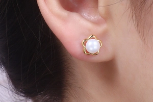 Detailed view of S925 silver flower stud earring with a natural freshwater pearl on ear