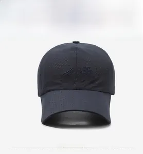 Détail de la casquette de baseball en maille bleu foncé avec logo de sport brodé