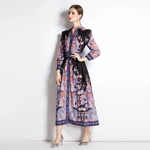 Robe vintage à manches longues avec imprimé paisley, col montant et coupe cintrée