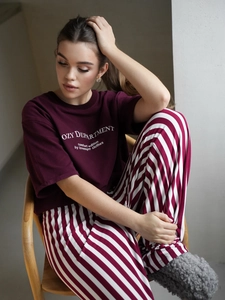 Ensemble pyjama oversize en coton bordeaux avec t-shirt et pantalon à rayures rouges
