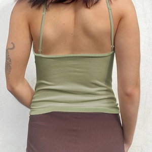 Grass green cropped camisole with thin straps and open back design for summer fashion