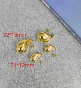 Detailed comparison of large 32x18mm and small 21x12mm gold water drop stud earrings
