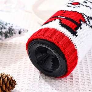 Détail de la texture tricotée et du bas du cache-bouteille de vin Père Noël