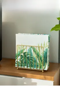 Verticale gouden metalen servethouder met draadontwerp op een rustieke houten tafel
