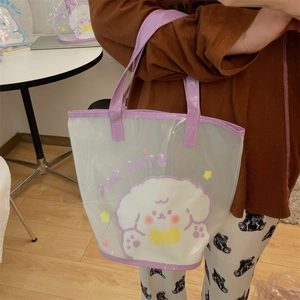 Détail du sac cabas en PVC violet transparent avec motif de chien de dessin animé blanc