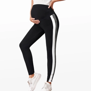 Détail du legging de maternité à rayures latérales avec bandeau de soutien du ventre