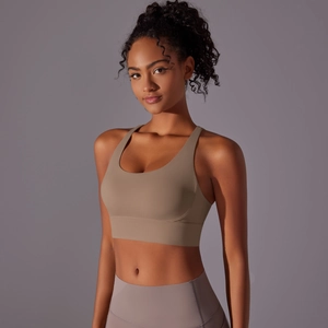 Dettaglio ravvicinato del reggiseno sportivo color terra con incrocio sul retro e fascia
