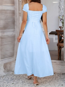 Detailansicht der Rückenschnürung und Rüschenärmel an einem hellblauen Midi-Kleid im French-Stil