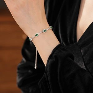 Detailansicht eines verstellbaren Silberarmbands mit vier ovalen grünen Steinen und Zirkonia