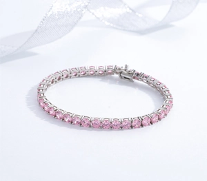 Dettaglio macro del bracciale tennis con zirconi rosa da 5mm e montatura in argento