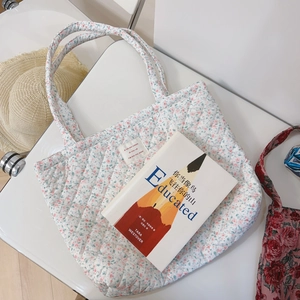 Sac fourre-tout en coton matelassé style champêtre avec motifs floraux roses et bleus