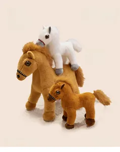 Détail d'un ensemble de peluches chevaux marron et blanc en tissu doux de qualité