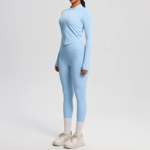 Détail d'un ensemble de yoga bleu clair avec veste zippée et poches de téléphone hautes