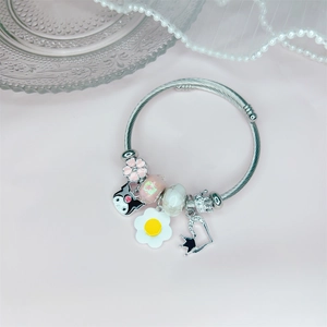 Details des silbernen Bettelarmbands mit Kuromi-Anhänger und rosa Emaille-Blumen
