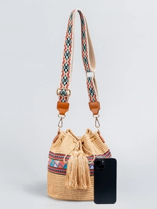Sac seau bohème en paille avec motifs géométriques et bandoulière réglable pratique
