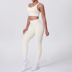Détail de l'ensemble de yoga blanc crème avec brassière de sport et leggings à taille haute