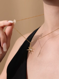 Détail du pendentif étoile dorée serti de cristaux brillants sur une chaîne fine sur modèle