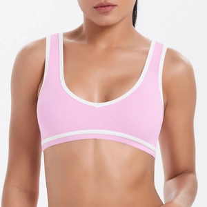 Gros plan d'un soutien-gorge de sport rose avec liseré blanc et ourlet élastique large